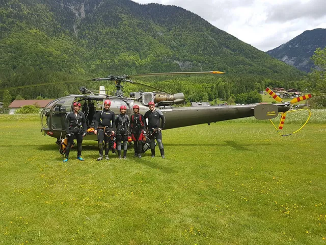 Die Mitglieder nehmen laufend an Übungen teil, wie im Mai bei der KHD-Übung in Obertraun mit Hubschrauber-Einsatz. 